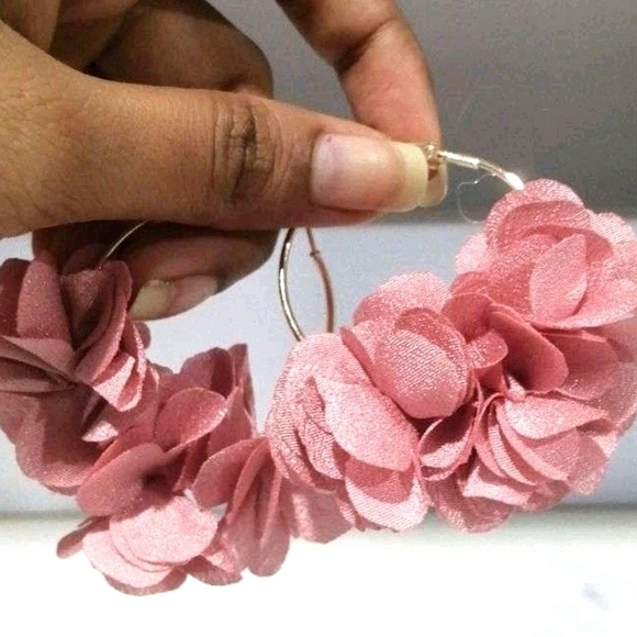 Gold tone boho Hoop Earrings Pink Flower Petals lightweight feminine 💖2/$30 - Picture 6 of 11